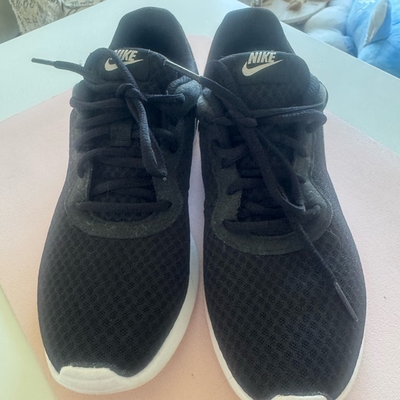 Nike Black and White Lightweight Trainers - Picture 2 of 5